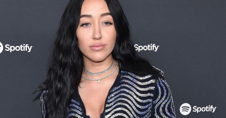 Zus van Miley Cyrus zorgt voor VEEL ophef met deze expliciete foto’s: “Wat is dit?!”