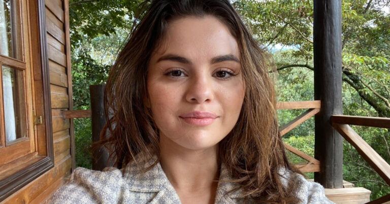 Selena Gomez geniet poedelnaakt in bad. Fans lovend: “God is een vrouw!” (foto)