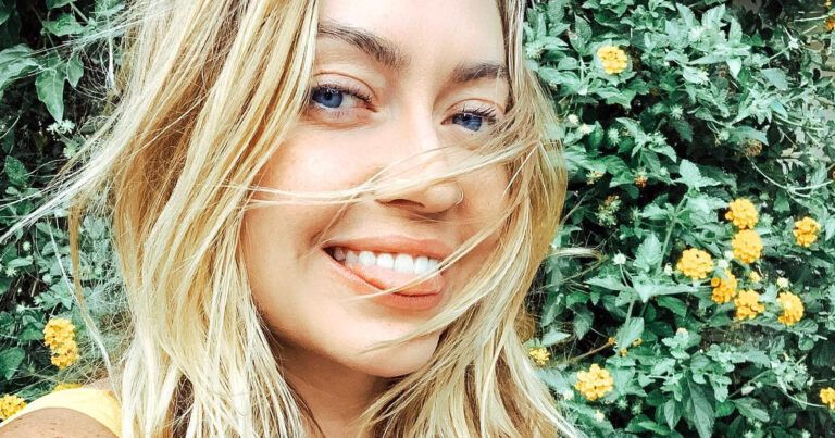“Je ziet er geweldig uit!”: Zus van Miley Cyrus geniet in bikini (foto’s)