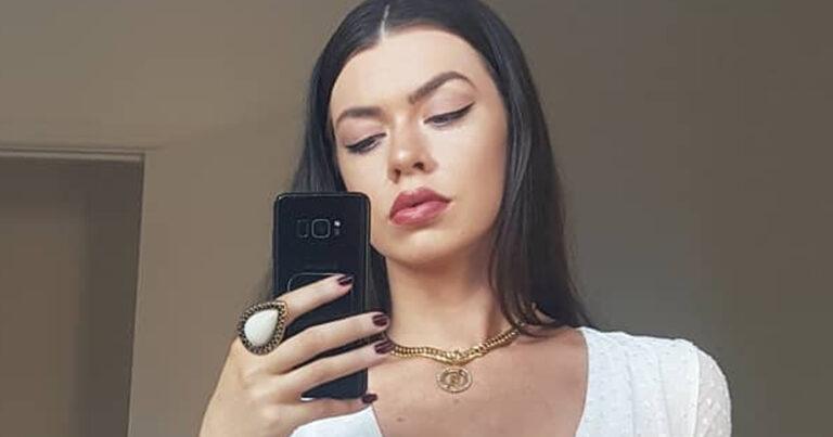 Model met één been poseert in doorschijnende lingerie: “Stijlvol en sexy!” (foto’s)