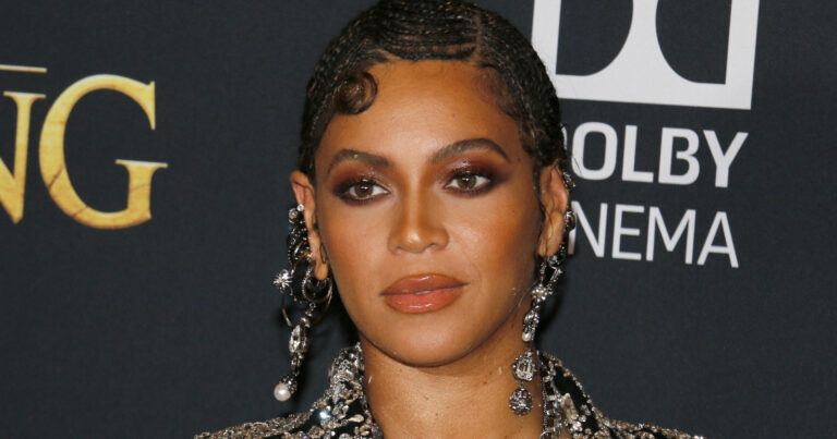 Beyoncé poseert in doorkijkoutfit, maar volgers merken iets op: “Ligt het aan mij of…?” (foto’s)