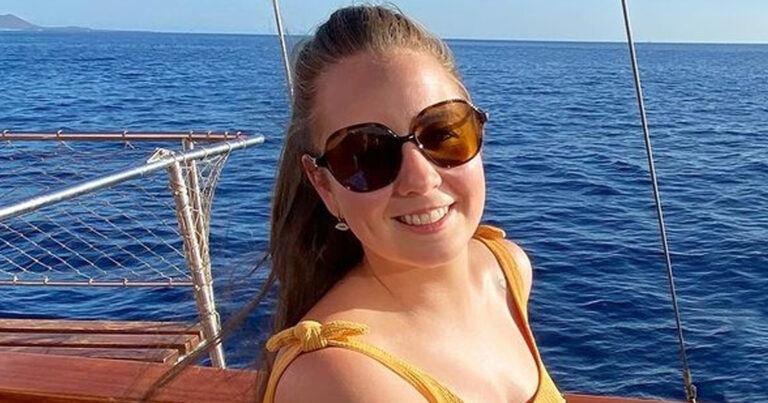 Deborah uit ‘Temptation Island’ verbaast volgers in badpak: “Je ziet er stralend uit!” (foto)
