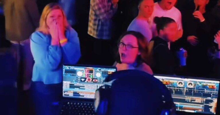 Dj spot zijn overspelige ex en draait confronterend nummer: “Dacht ze nu écht dat je haar niet zou opmerken?!” (video)