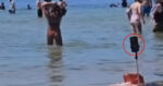 Dame in bikini wil sensueel filmpje maken op het strand. Maar dan? WOOPS! (fails)