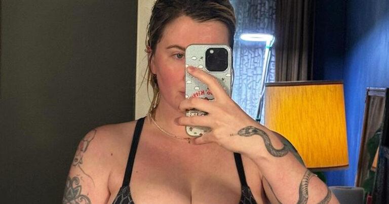 Dochter van Alec Baldwin toont lichaam na zwangerschap: “Ik ben nog lang niet waar ik wil zijn” (foto’s)