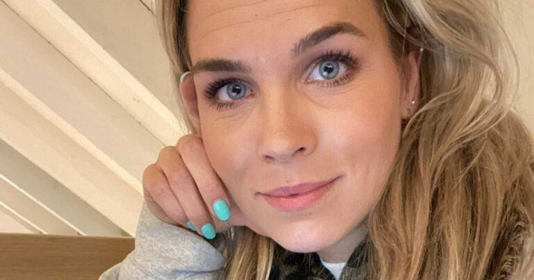 Klaasje (ex-K3) poseert in bikini onder de douche: “Knapperd!”