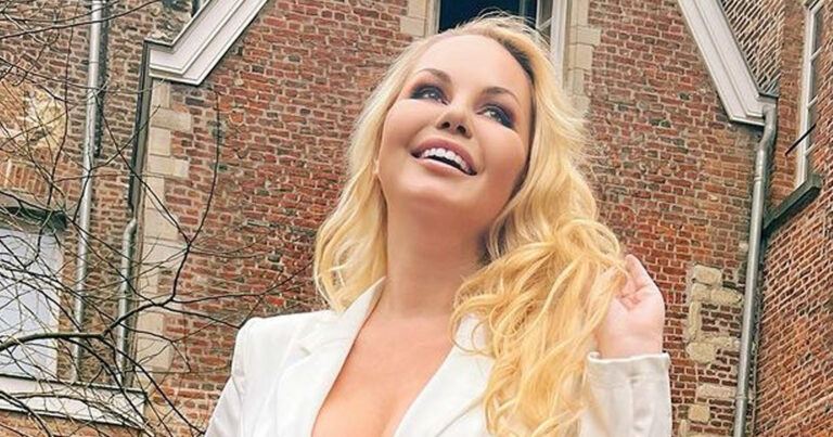 Lesley-Ann Poppe poseert met weelderig decolleté: “Dit zien is niet goed voor het hart!” (foto)