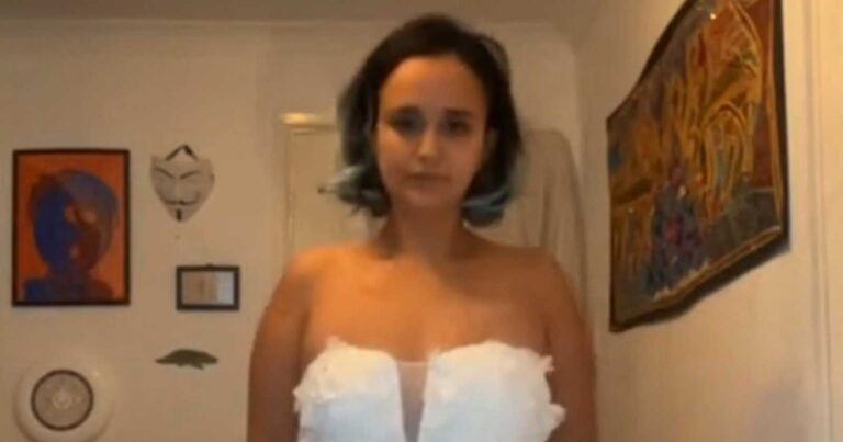 Bruid past trouwjurk die minder dan 70 euro kost: “Deze is gewoonweg perfect!” (video)