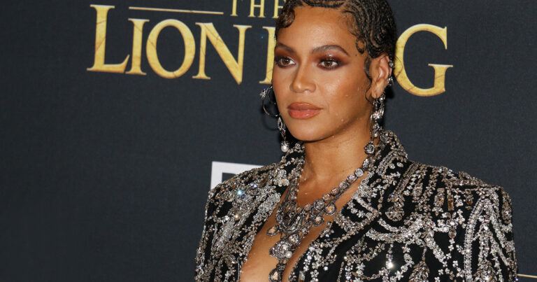 Beyoncé gaat uit de kleren op Instagram. Fans verdeeld: “Waarom altijd naakt?!” (foto)