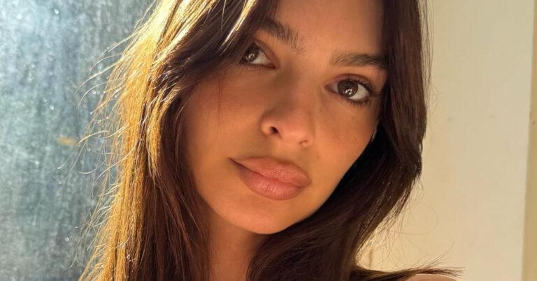 Emily Ratajkowski laat in doorschijnende outfit weinig aan de verbeelding over: “Zo knap!” (foto’s)