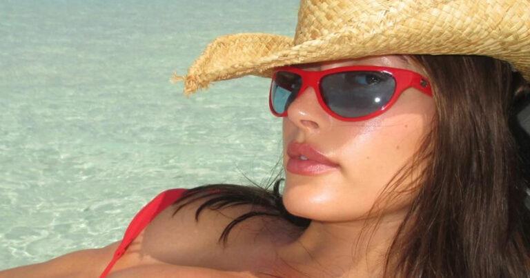 Vrouw van Justin Bieber maakt selfies in piepkleine bikini: “Zo knap!” (foto’s)