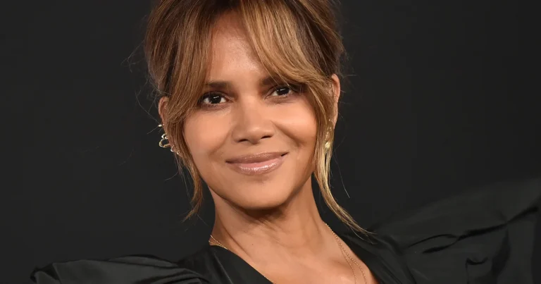Halle Berry blikt terug naar bijzondere look: “Knap met die blonde haren!” (foto’s)