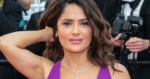Actrice Salma Hayek geniet in bikini: “Prachtig!” (foto’s)