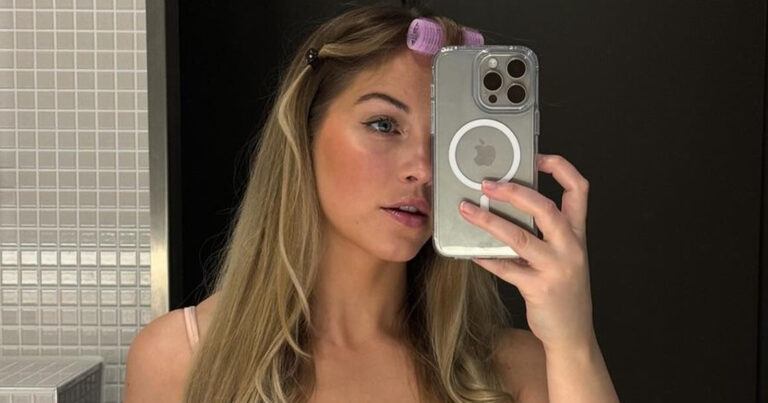 Bab Buelens deelt intieme selfie: “Je ziet er stralend uit met je mooie lingerie” (foto)