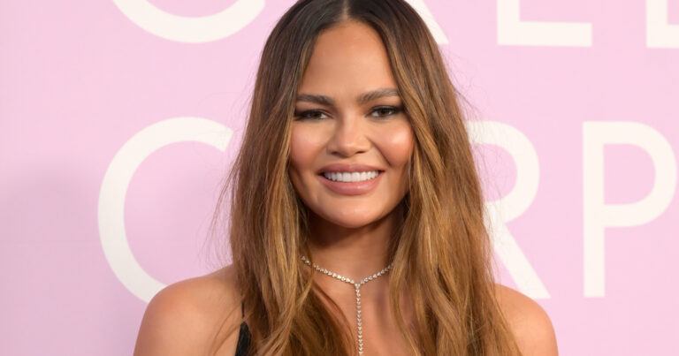 Chrissy Teigen verrast volgers in doorschijnende jurk: “Jullie zoomen allemaal in, ik voel het!” (foto’s)