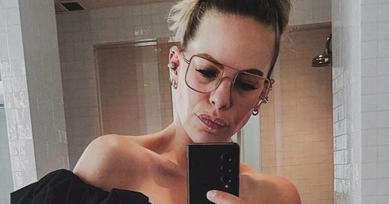Eline De Munck blikt met blote buikfoto terug op zwangerschap: “Wat heeft het leven me eindeloos veel liefde gegeven”