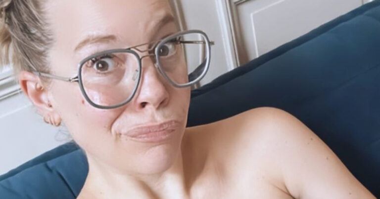 Kersverse mama Eline De Munck heeft hilarische oplossing voor haar ‘exploderende’ borsten (foto)