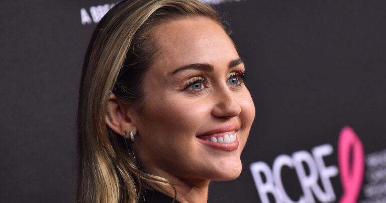 Miley Cyrus geeft dankwoord in doorschijnende outfit: “Wat een lichaam!” (foto/video)