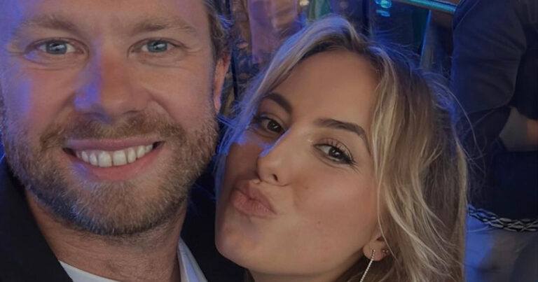 Vriendin van Rik Verheye trekt aandacht met jurk uit kunstgras: “Geweldig en origineel!” (foto’s)