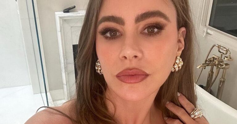 ‘Griselda’-actrice Sofía Vergara pronkt in zelf ontworpen badpak: “Onvoorstelbaar knap!” (foto’s)