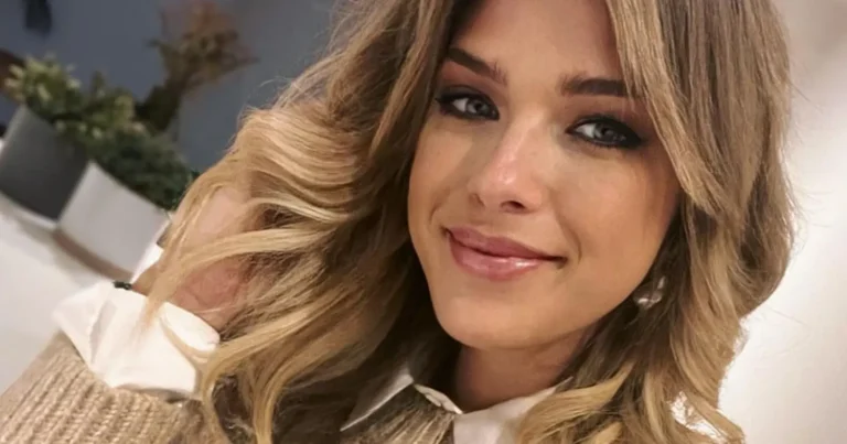 ‘K2 zoekt K3’-finaliste Amy Courtens poseert in prachtige jurk: “Allermooiste!” (foto)