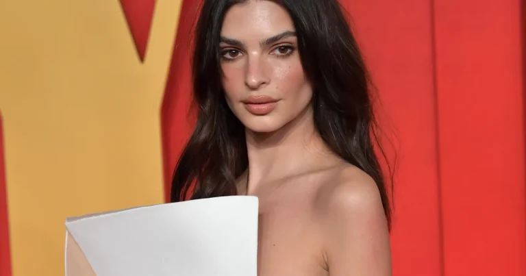 Emily Ratajkowski toont doorschijnende lingerie: “Schoonheid!” (foto’s)