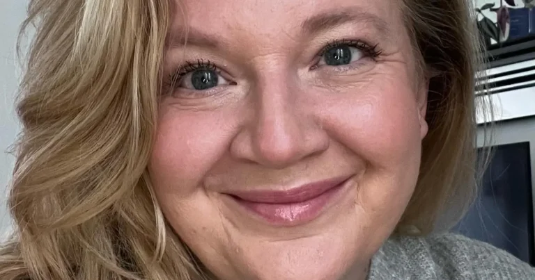 ‘Dertigers’-actrice Evelien Van Hamme pakt uit met badpakfoto’s: “Mooie dame!”
