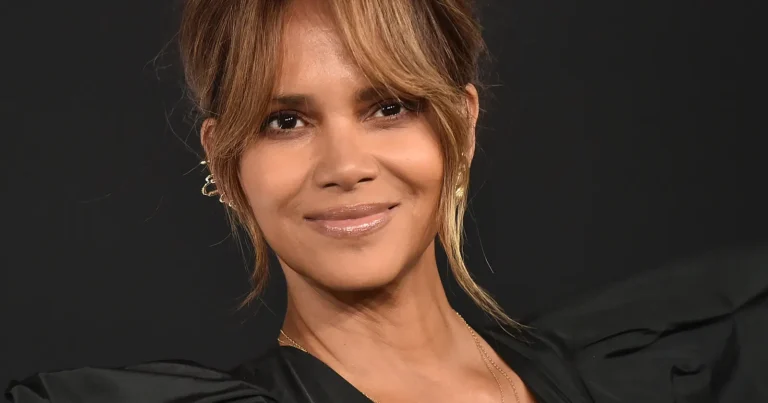 Halle Berry geniet in badpak van de zon: “Sexy vrouw!” (foto’s)