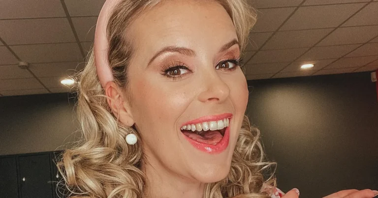 ‘De Kotmadam’-actrice Helle Vanderheyden pakt uit met badpakfoto’s: “Fantastisch lichaam!”
