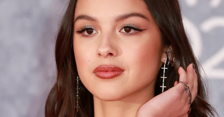 Zangeres Olivia Rodrigo geniet in bikini van de zon: “Je bent té mooi!” (foto’s)