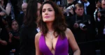 Salma Hayek deelt nieuwe bikinifoto’s: “Zo mooi!”