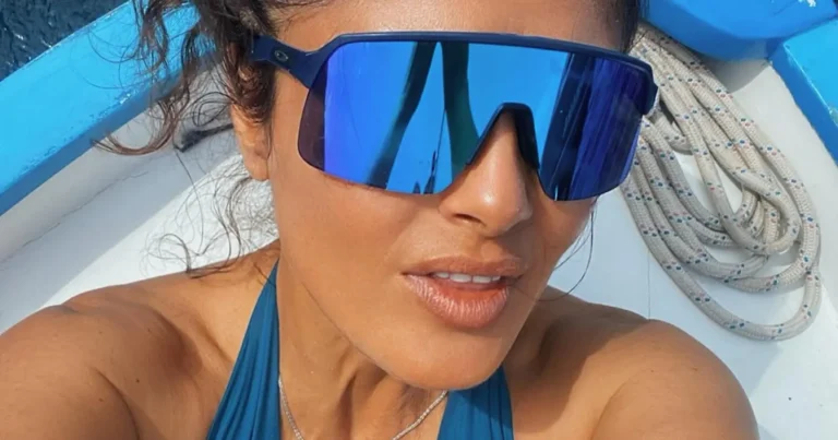 Actrice Salma Hayek verbaast fans met badpakselfie: “Adembenemend!” (foto)