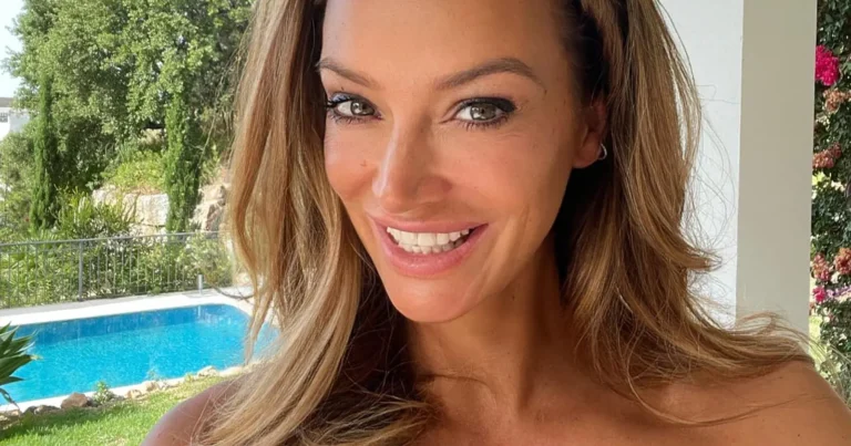Véronique De Kock geniet van de zon in elegante jurk: “Prachtige vrouw!” (foto)