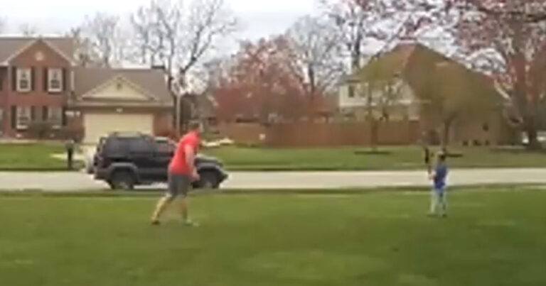 Papa speelt baseball met dochter, maar krijgt daar al snel spijt van… (video)