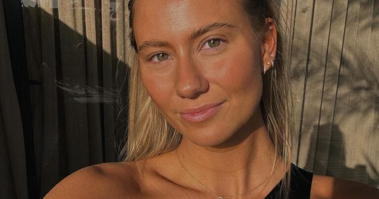 Ex-Miss België Celine Van Ouytsel verbaast volgers in uitgesneden badpak: “Perfect lichaam!” (foto)