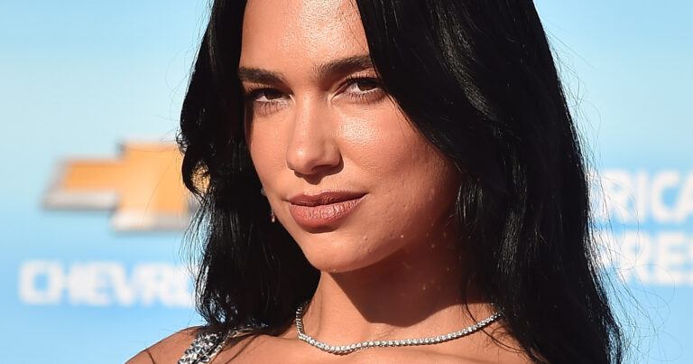 Dua Lipa trekt aandacht met doorzichtige outfit op rode loper: “Zo mooi en sexy!” (foto)