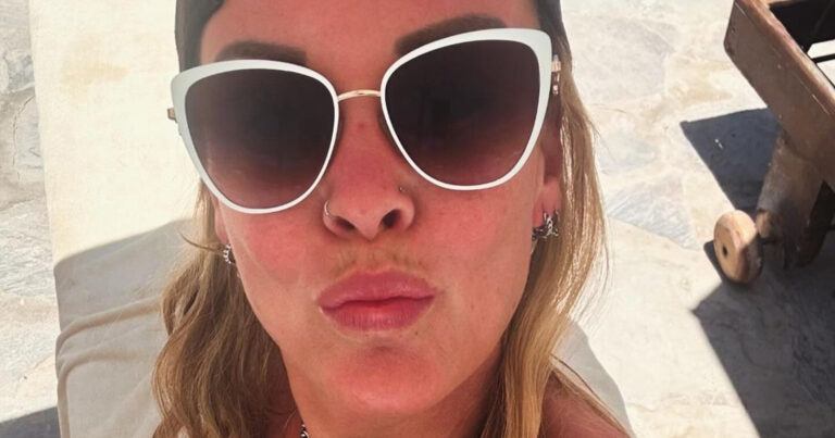 Voormalige Lasgo-zangeres Evi Goffin deelt bikinifoto, maar volgers waarschuwen haar: “Voorzichtig!”