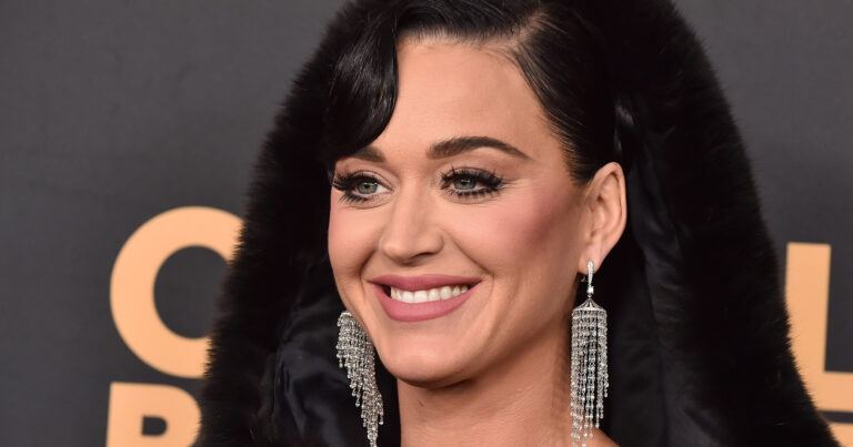 Katy Perry verschijnt in doorzichtige outfit op rode loper: “Mooi en sexy!” (foto’s)