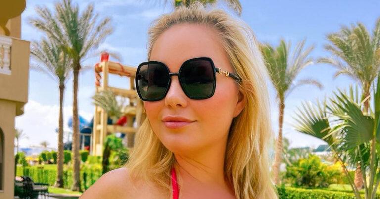 Lesley-Ann Poppe trekt aandacht in bikini: “Adembenemend mooi!” (foto’s)