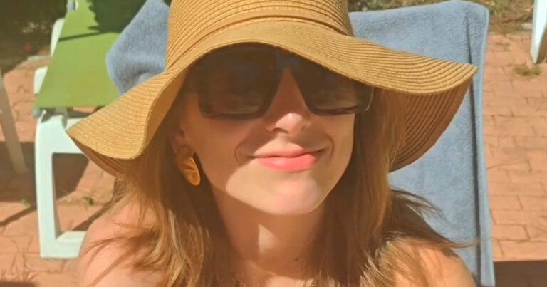 Elisabeth Lucie Baeten steekt vanop vakantie de draak met terugkerende Conner Rousseau: “Hilarisch!” (video)