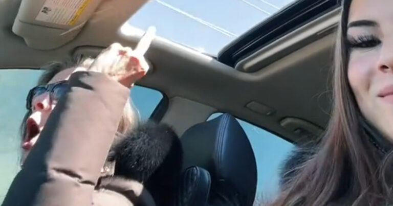 Moeder gaat door het lint in auto door 1 aprilgrap van dochter: “Tranen van het lachen!” (video)