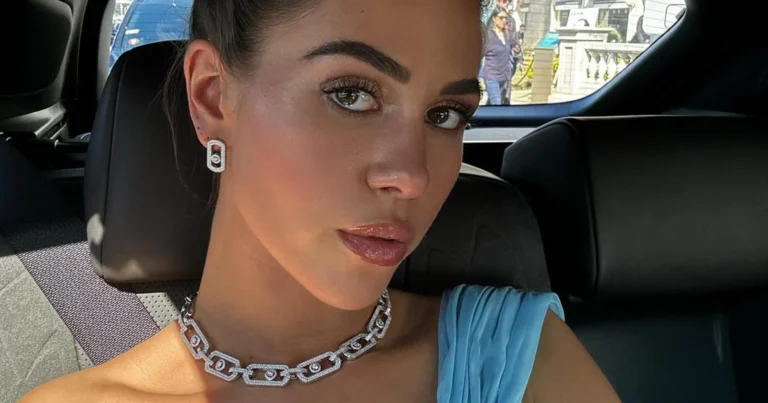 Sarah Puttemans verschijnt in prachtige jurk op rode loper: “Té mooi!” (foto’s)