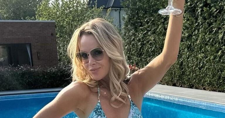‘BGT’-jurylid Amanda Holden (53) geniet in bikini van de zon: “Je ziet er 21 uit!” (foto)