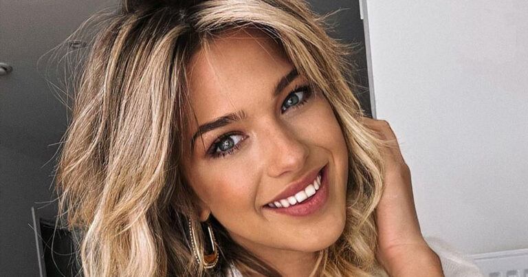 Hoogzwangere Amy Courtens toont bolle buik in lingerie: “Ik ben het zwanger zijn beu” (foto)