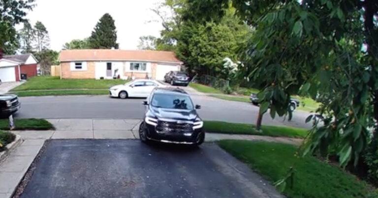 Man rijdt met auto van oprit, maar dan gebeurt DIT: “Hoeveel geluk kan je hebben?!” (video)