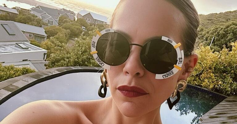 Eline De Munck straalt in borstvoedingsshoot: “Het moederschap staat je goed!” (foto/video)