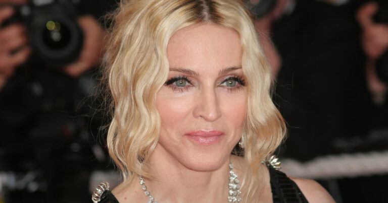 Madonna poseert op sensuele wijze, maar lokt kritiek uit: “Ik herken haar niet meer” (foto’s)