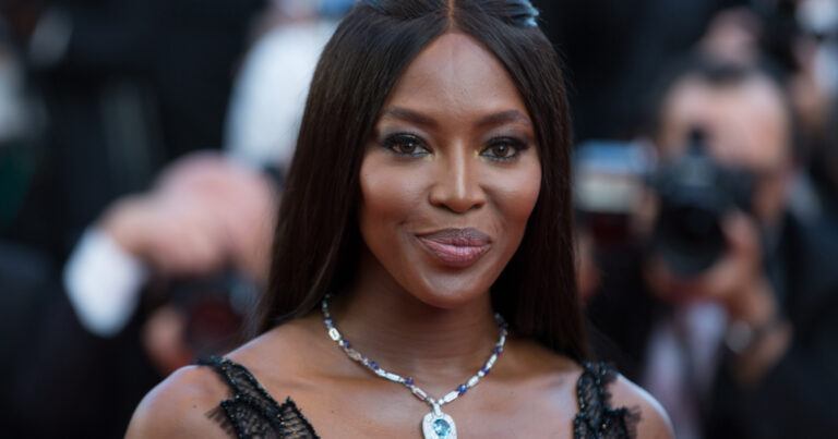 Naomi Campbell verbaast fans met halfnaakte foto’s: “Perfectie bestaat dus tóch!”