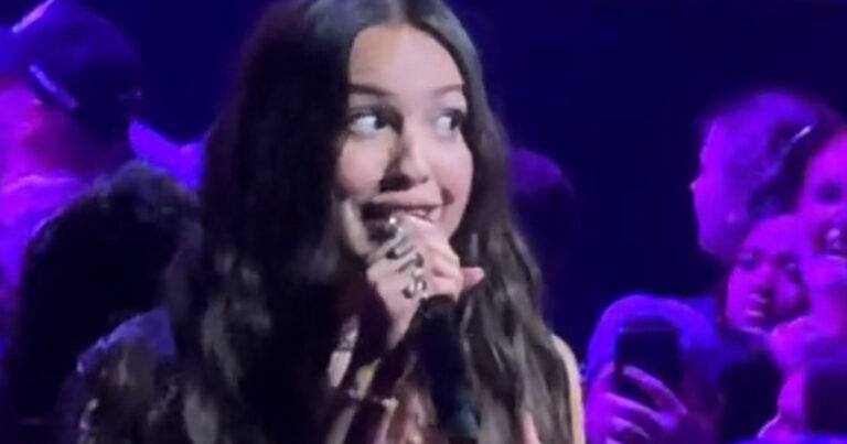 Topje van Olivia Rodrigo komt los tijdens optreden: “Behoorlijk gênant!” (video)