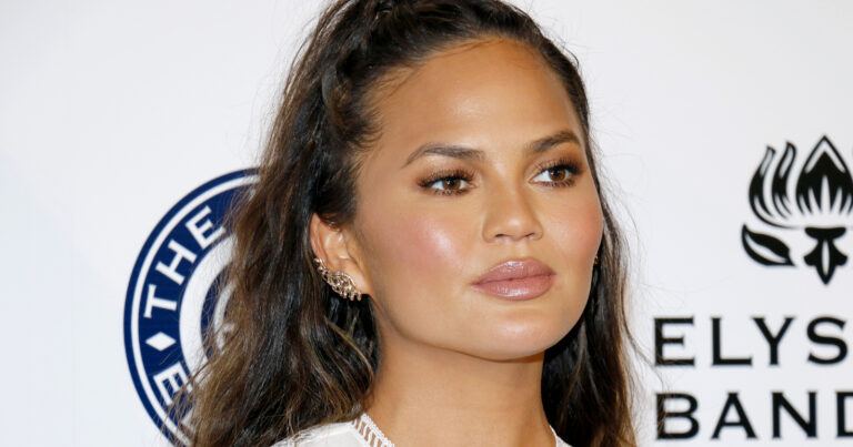 Chrissy Teigen waagt zich aan doorschijnende jurk: “Natuurlijke schoonheid” (foto’s)